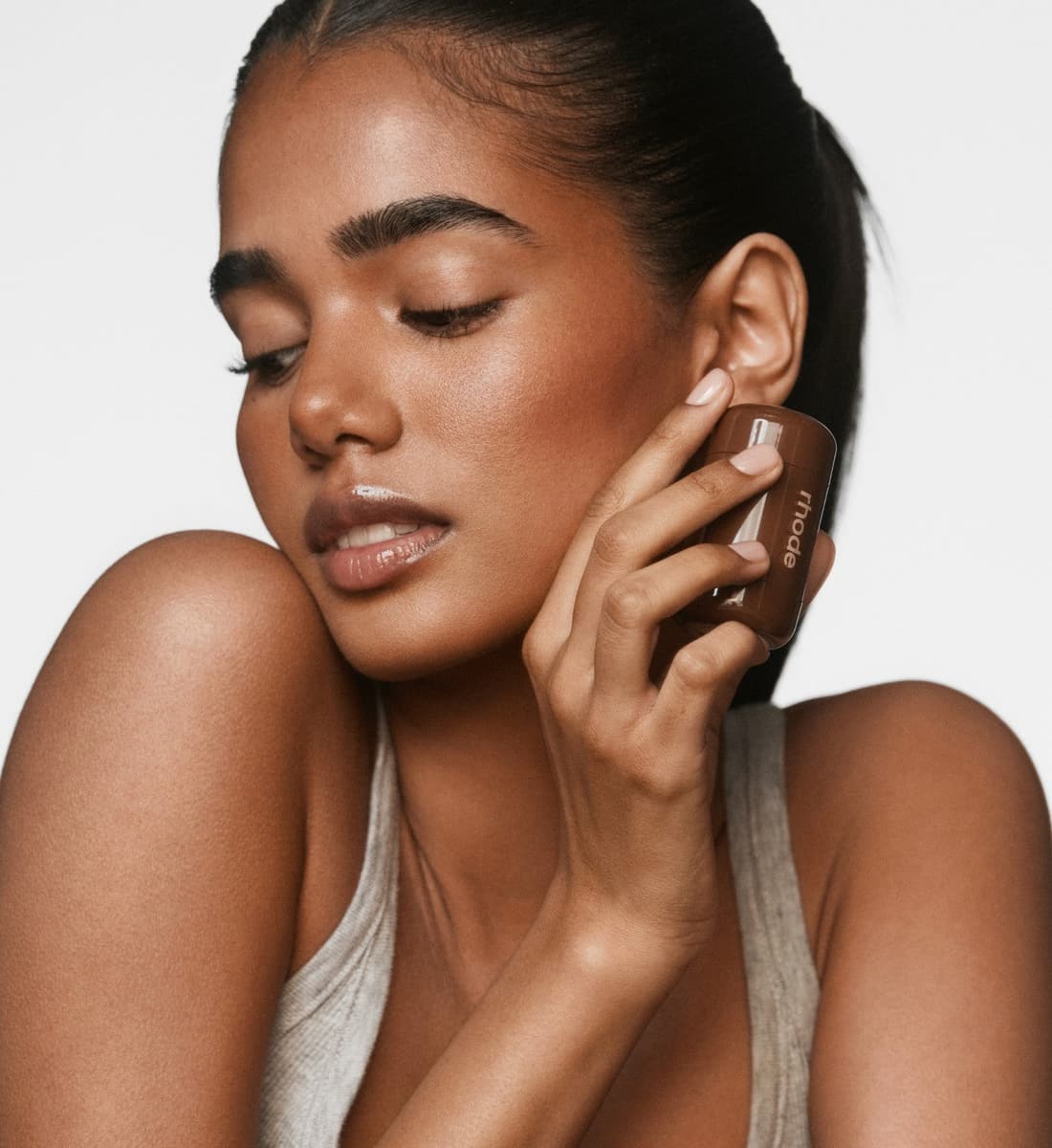 Elsadieka wears pocket bronze in bake