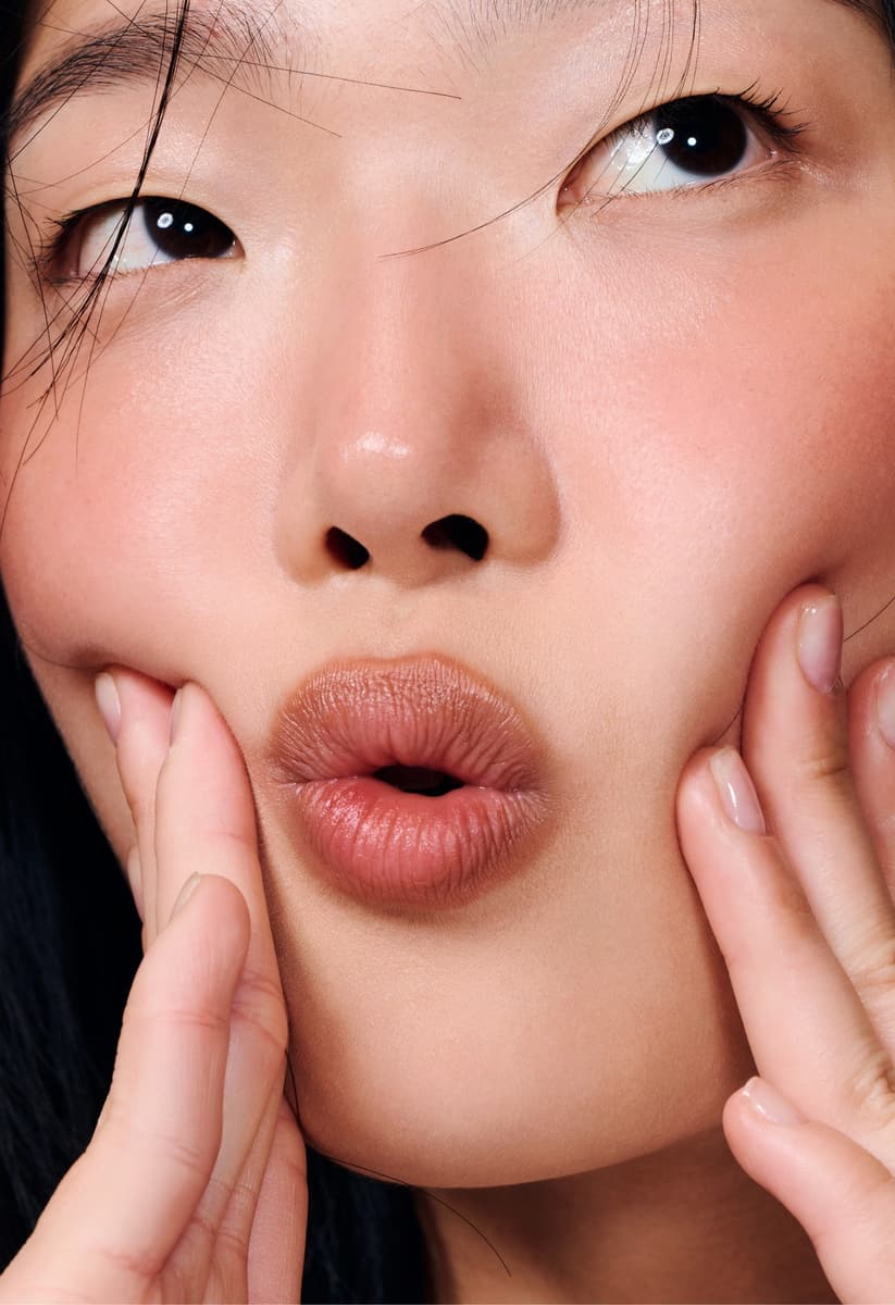 model wearing peptide lip shape in bend