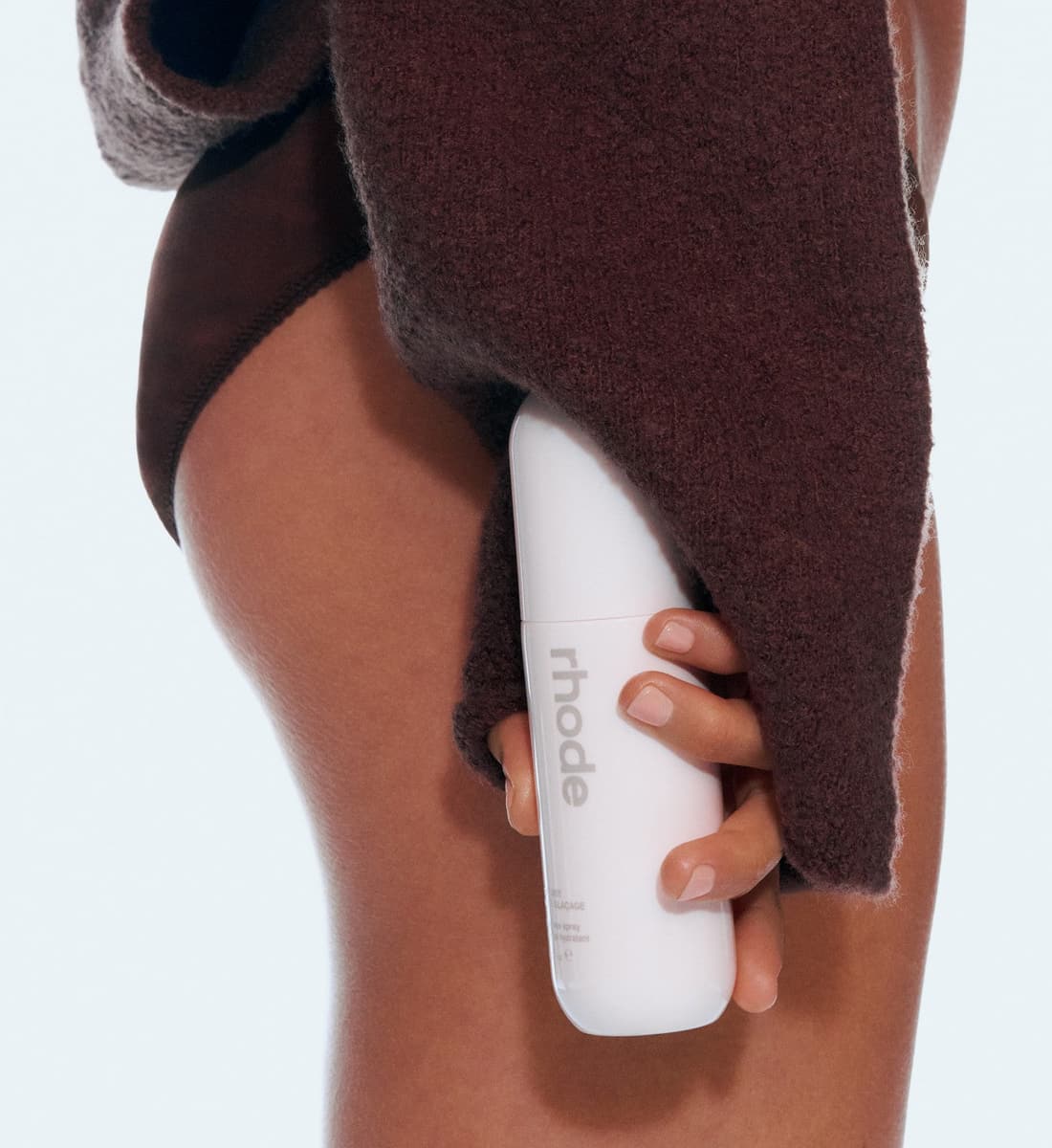 model holding glazing mist