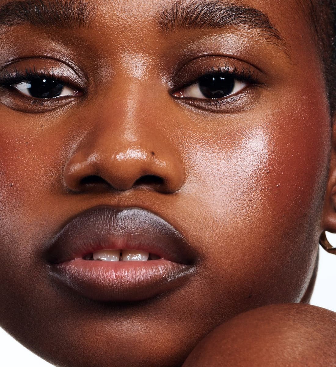 model wearing peptide lip shape in move