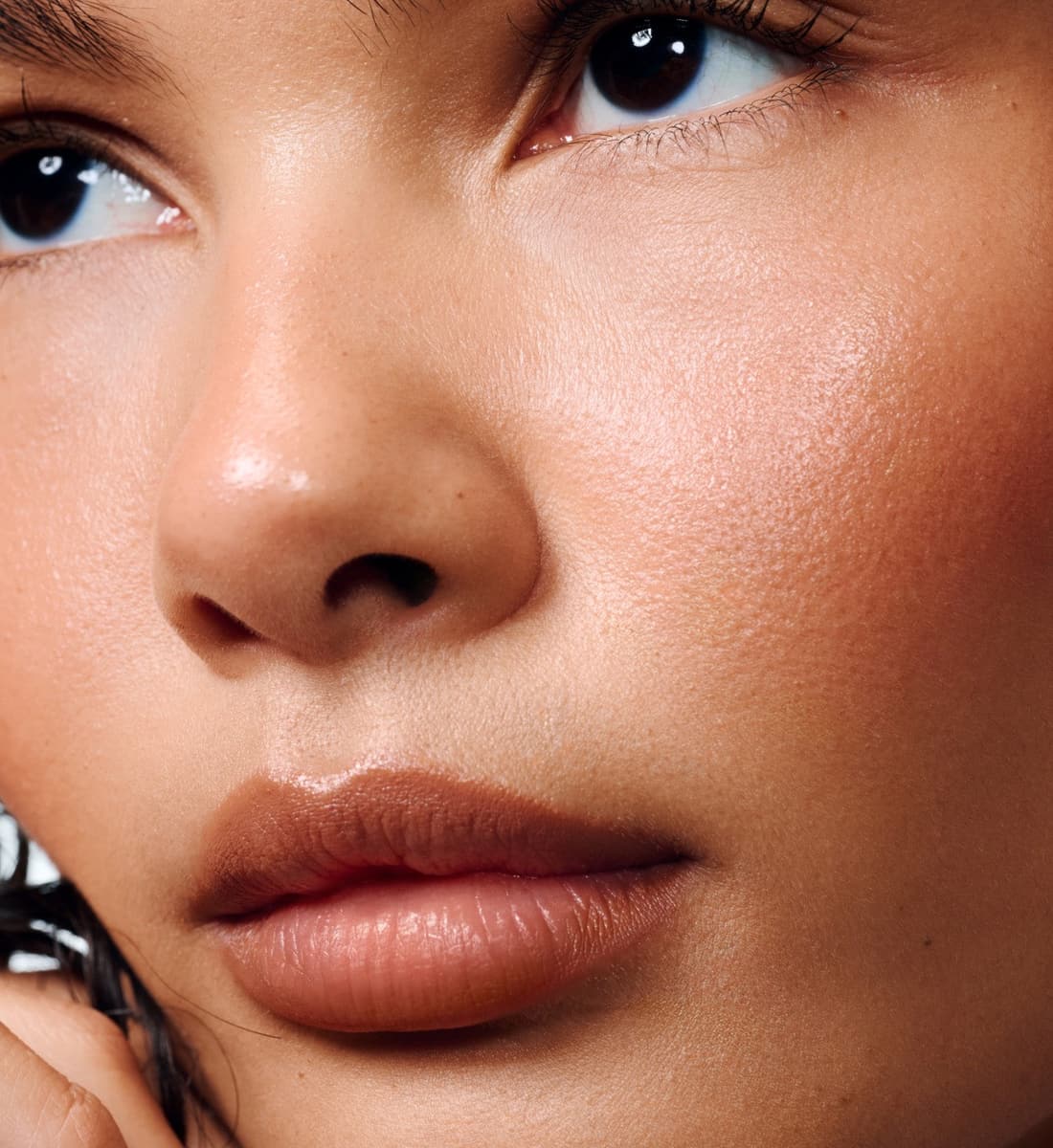 model wearing peptide lip shape in bend