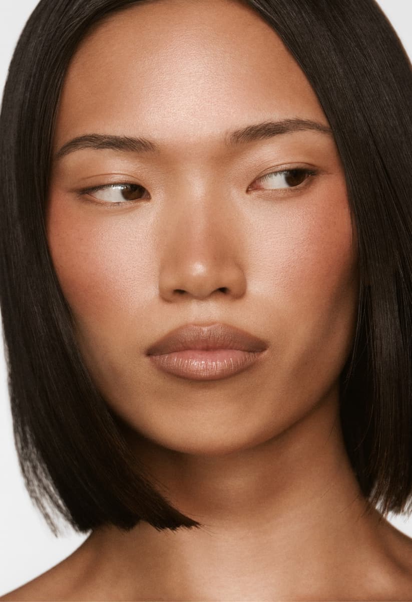 anais with peptide lip shape squeeze