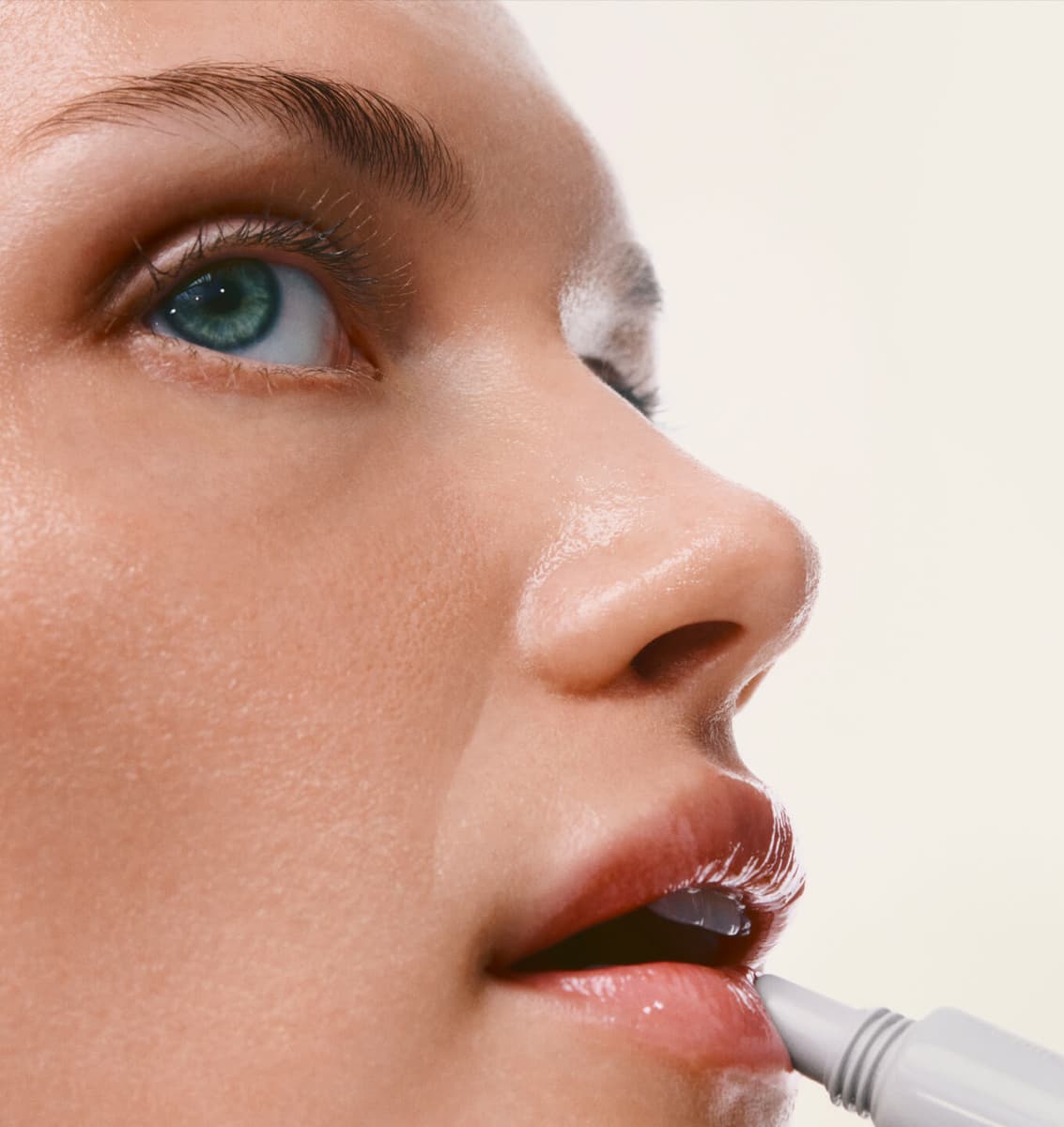 model applying peptide lip treatment