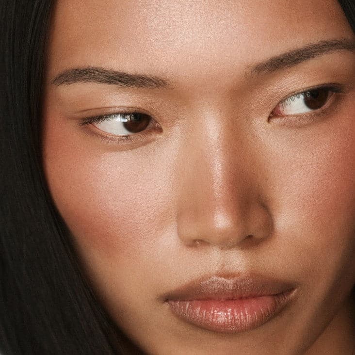 anais with peptide lip shape squeeze