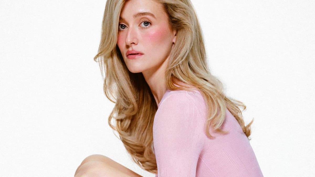 sarah pidgeon wears pocket blush in teacup